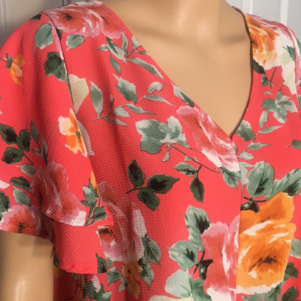 NWT Floral V-Neck Top w/Tiered Short Sleeves - Picture 13 of 16